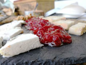 Servicio de buffet de quesos el bosqueño con confitura