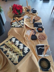 Servicio de buffet de quesos variados el bosqueño cortados en cuñas