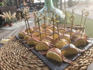 Pincho de queso el bosqueño con anchoa el menú para buffet