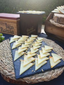 Queso cortado en cuña de Quesos el Bosqueño para buffet y eventos