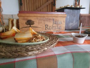 Queso de cabra al pimentón cortado en cuñas para buffet y eventos