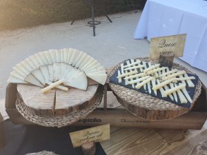 Queso viejo y de cabra al oloroso cortado en cuña de Quesos el Bosqueño para buffet y eventos