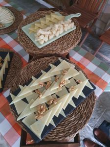 Queso cortado en cuña de Quesos el Bosqueño para buffet y eventos