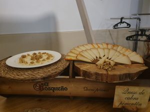Queso de cabra al pimentón cortado en cuñas para buffet y eventos