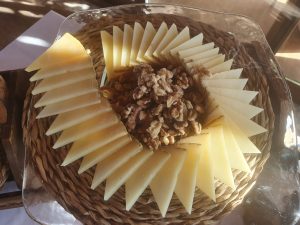 Queso artesano el Bosqueño cortado en cuña para buffet y eventos