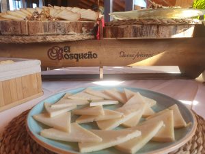 Queso artesano el Bosqueño cortado en cuña para buffet y eventos