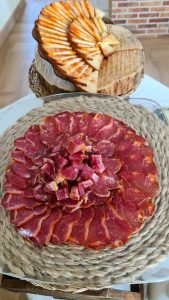 Buffet de queso al pimentón el bosqueño y lomo ibérico cortado para buffet y eventos