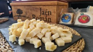 Queso Viejo El bosqueño cortado a tacos para buffet y eventos