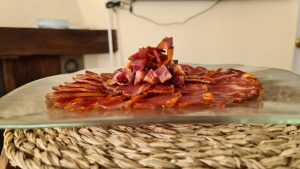 Plato de lomo ibérico cortado para buffet y eventos