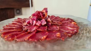 Plato de lomo ibérico cortado para buffet y eventos