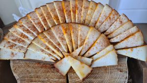 Abanico de queso cortado al pimentón el bosqueño para buffet y eventos