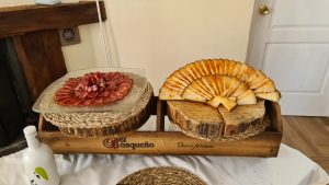 Servicio de buffet de lomo ibérico de señorío de olivenza y queso al pimentón el bosqueño