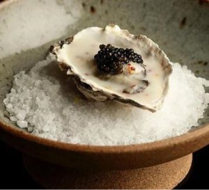 Ostra con caviar para buffet y eventos